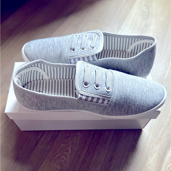 Amazon favorites! Women’s Grey Canvas shoes - Picture 1 of 4